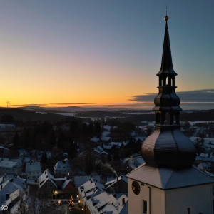 Kirchturm Bartholomäuskirche Wintermorgen